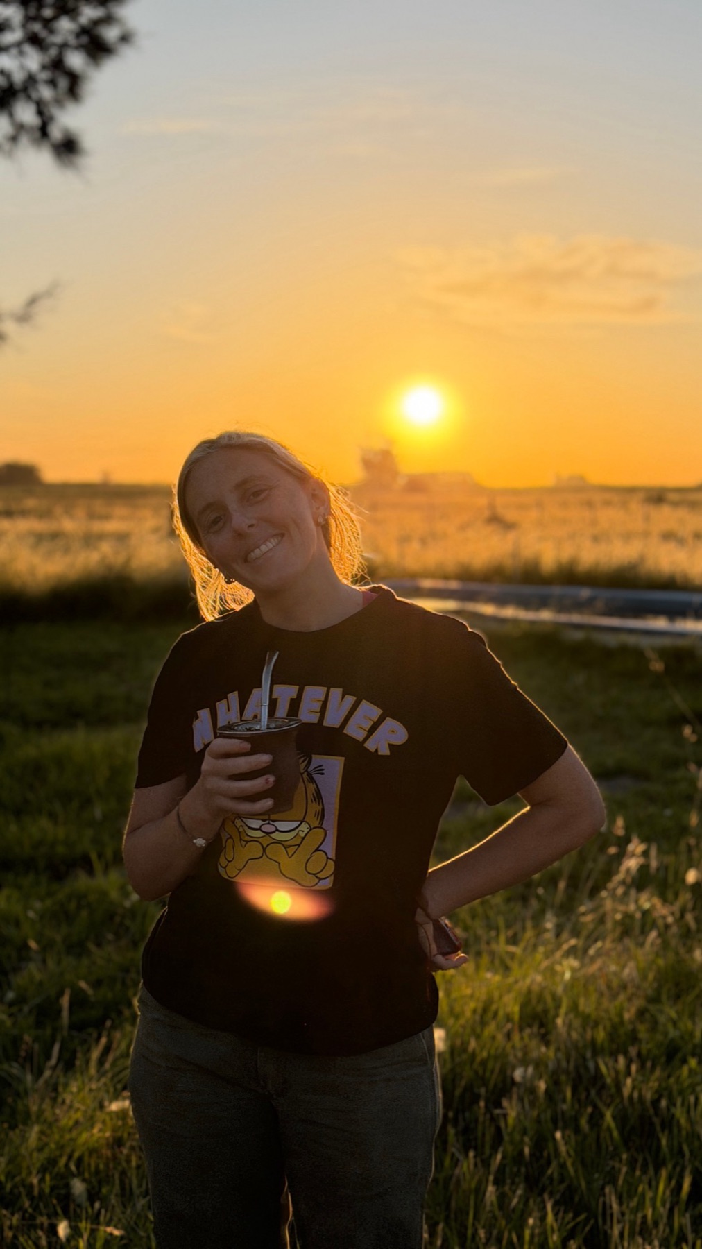 Lucía con un mate al atardecer en el campo